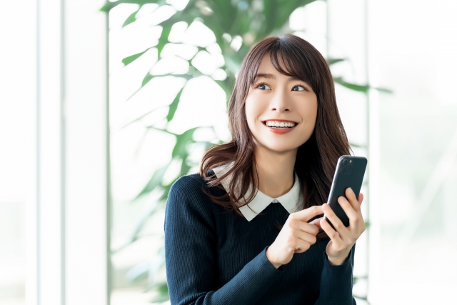 スマートフォンでエントリーする女性
