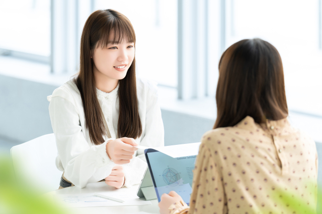 面接で話す女性